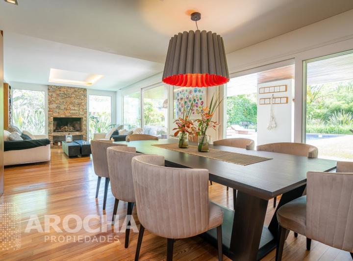 Casa · 375m² · 6 Ambientes · 4 Cocheras