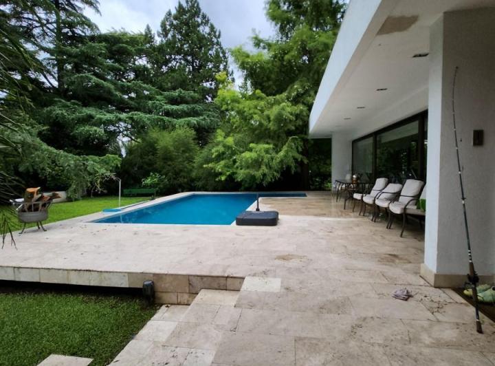 Casa · 280m² · 8 Ambientes · 2 Cocheras