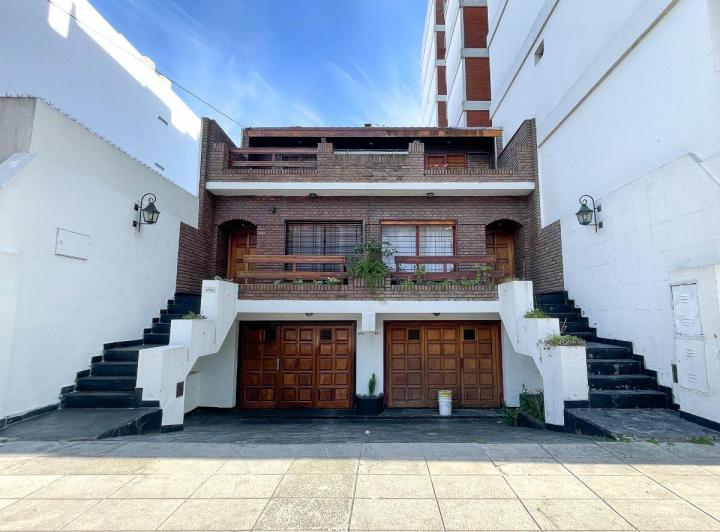 Casa · 320m² · 5 Ambientes · 2 Cocheras