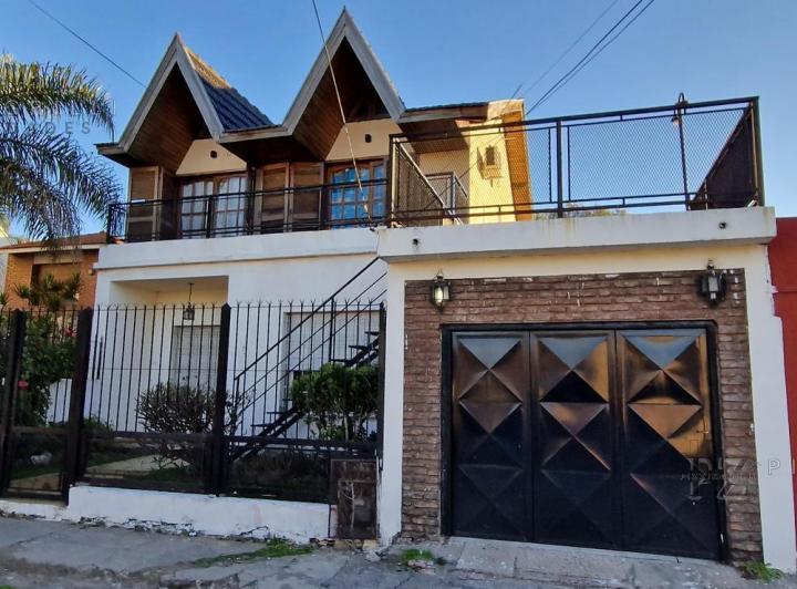 Casa · 134m² · 8 Ambientes · 2 Cocheras