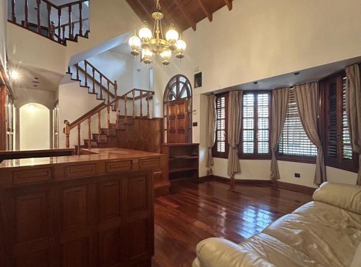 Casa · 360m² · 5 Ambientes · 2 Cocheras