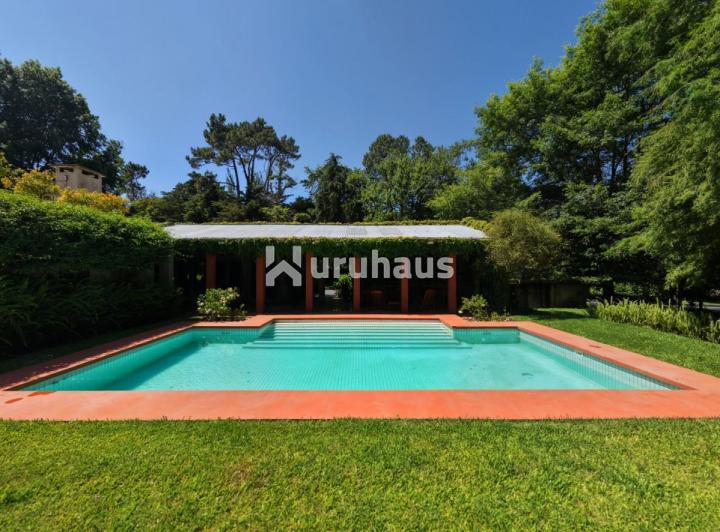 Casa · 1000m² · 6 Ambientes · 1 Cochera