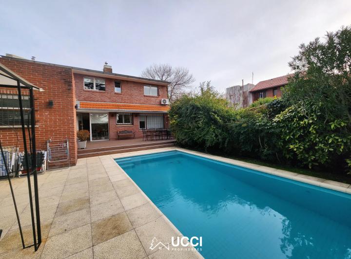 Casa · 200m² · 5 Ambientes · 1 Cochera