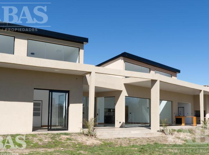 Casa · 253m² · 3 Dormitorios