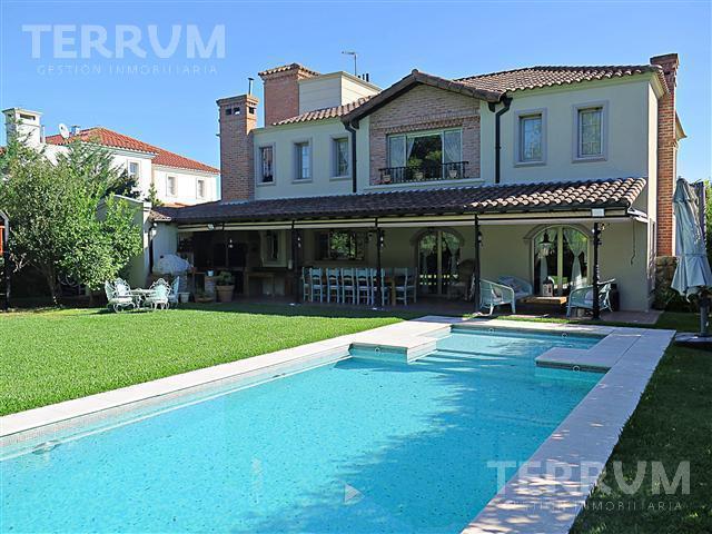 Casa · 300m² · 8 Ambientes · 4 Cocheras