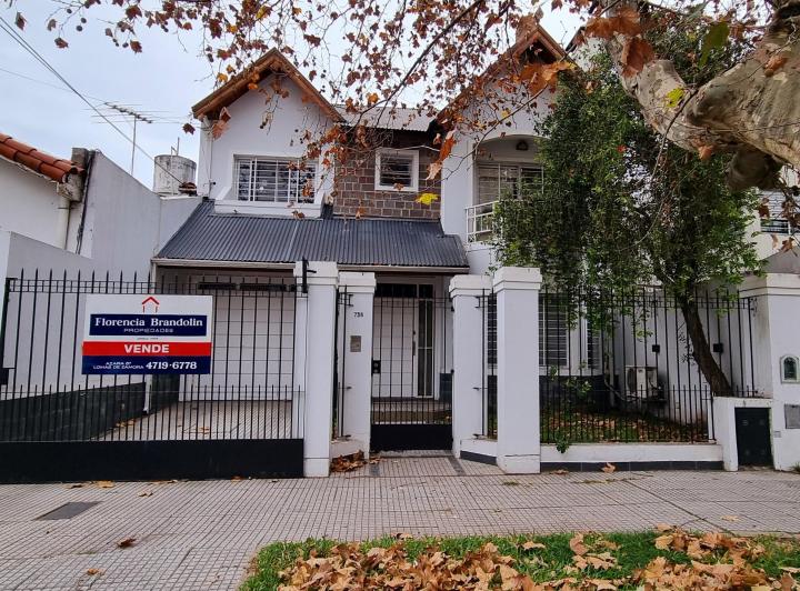 Casa · 235m² · 4 Ambientes · 1 Cochera