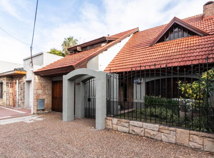 Casa · 250m² · 5 Ambientes · 2 Cocheras