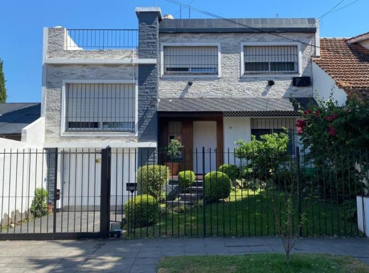 Casa · 240m² · 5 Ambientes · 3 Cocheras