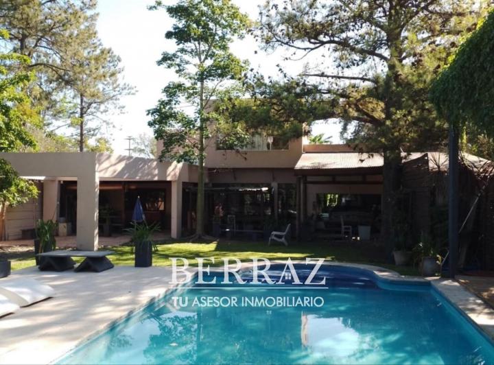 Casa · 332m² · 8 Ambientes · 3 Cocheras
