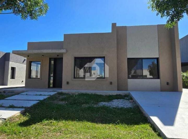 Casa · 147m² · 5 Ambientes · 2 Cocheras