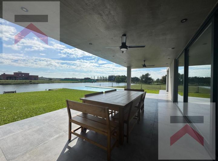 Casa · 308m² · 6 Ambientes · 4 Cocheras