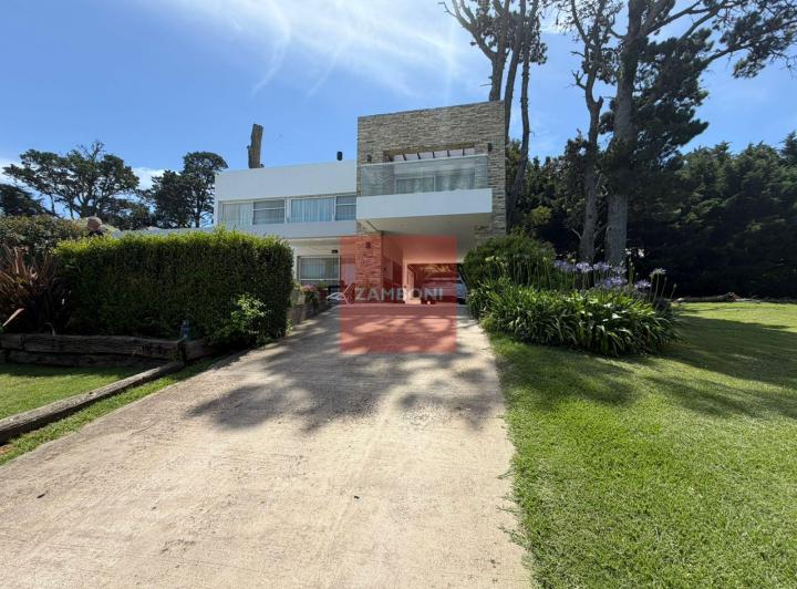 Casa · 225m² · 4 Ambientes