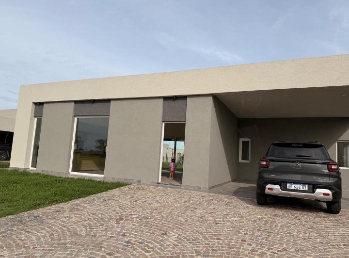 Casa · 151m² · 5 Ambientes · 6 Cocheras