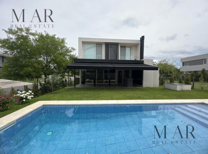 Casa · 219m² · 6 Ambientes · 2 Cocheras