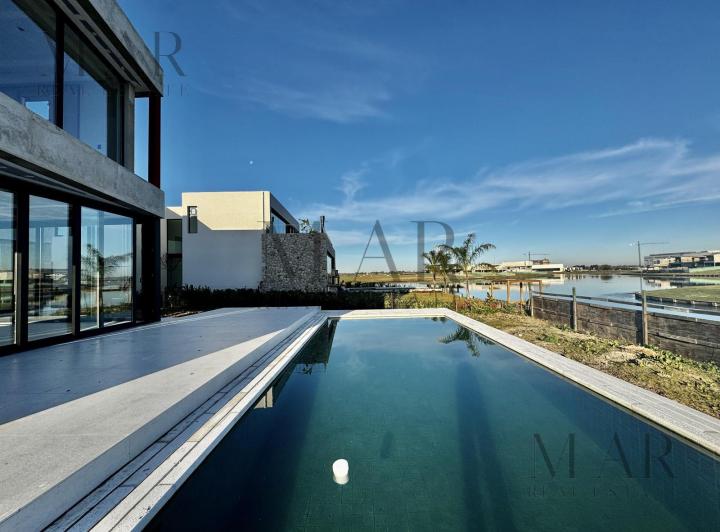 Casa · 447m² · 6 Ambientes · 2 Cocheras