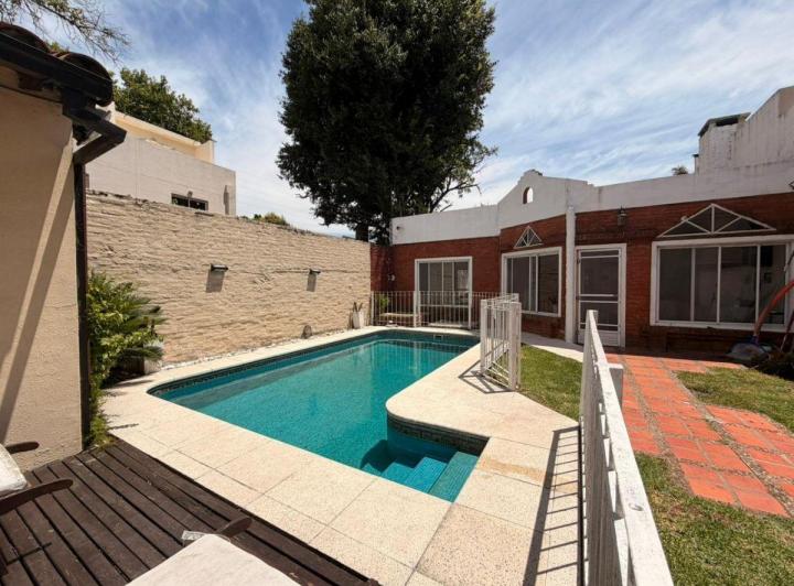 Casa · 229m² · 5 Ambientes · 2 Cocheras