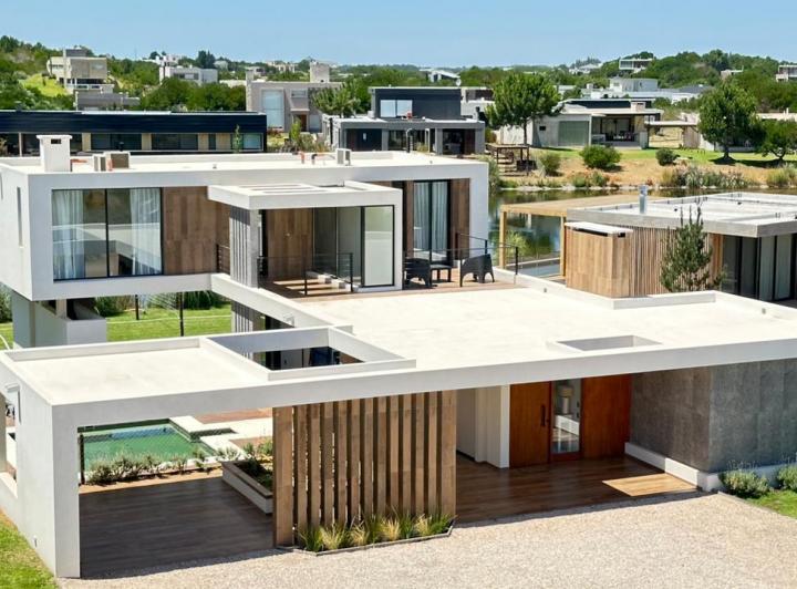 Casa · 230m² · 5 Ambientes · 1 Cochera