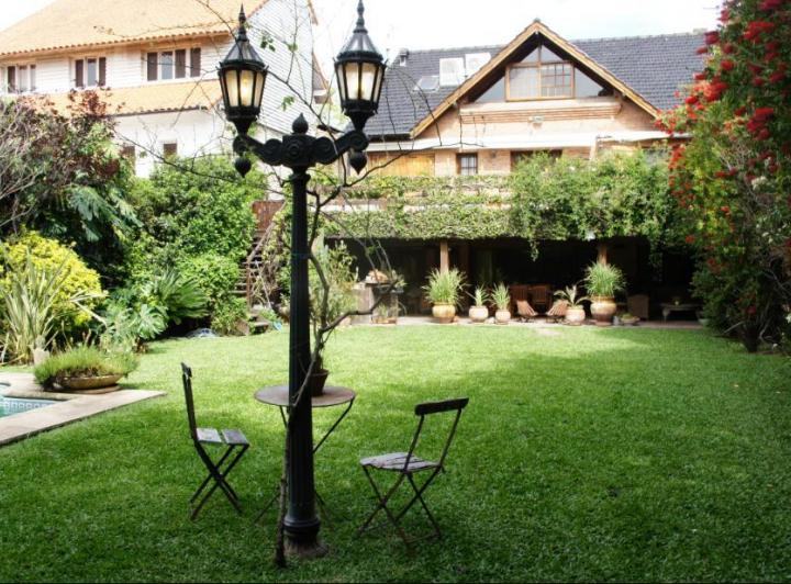 Casa · 547m² · 8 Ambientes · 2 Cocheras