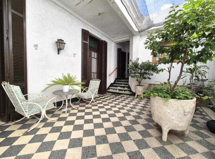Casa · 270m² · 6 Ambientes · 1 Cochera