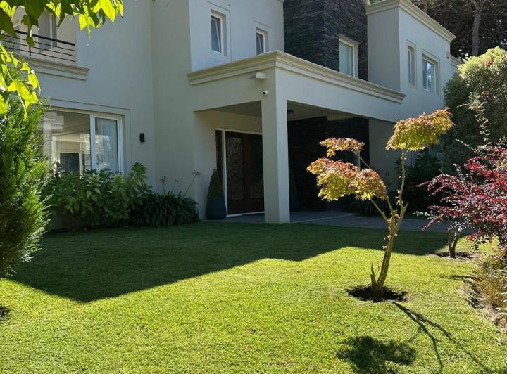 Casa · 470m² · 8 Ambientes · 2 Cocheras
