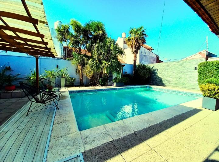 Casa · 322m² · 6 Ambientes · 6 Cocheras