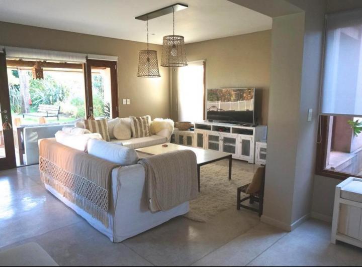 Casa · 336m² · 5 Ambientes · 2 Cocheras