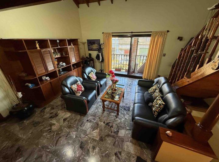 Casa · 256m² · 4 Ambientes · 2 Cocheras