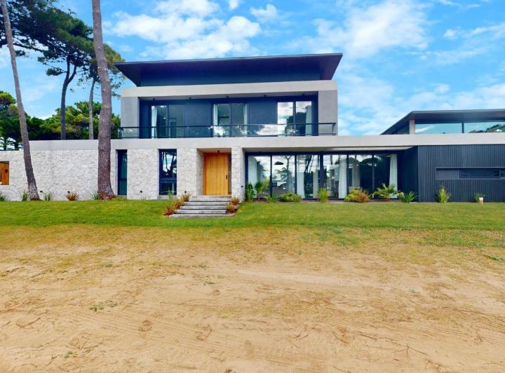 Casa · 355m² · 5 Dormitorios · 2 Cocheras