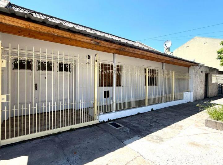 Casa · 100m² · 4 Ambientes · 2 Cocheras