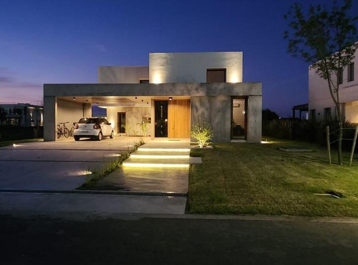 Casa · 219m² · 4 Ambientes · 1 Cochera