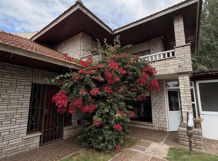 Casa · 200m² · 6 Ambientes · 2 Cocheras