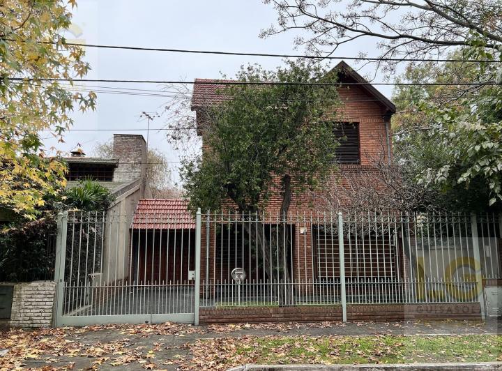 Casa · 180m² · 4 Ambientes · 2 Cocheras