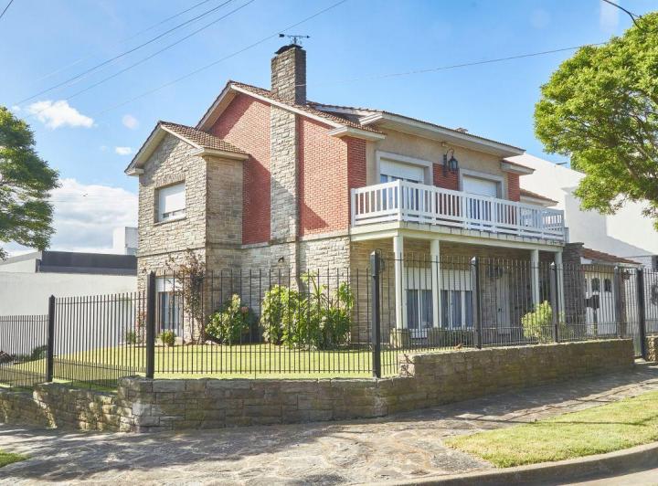 Casa · 265m² · 5 Ambientes · 1 Cochera