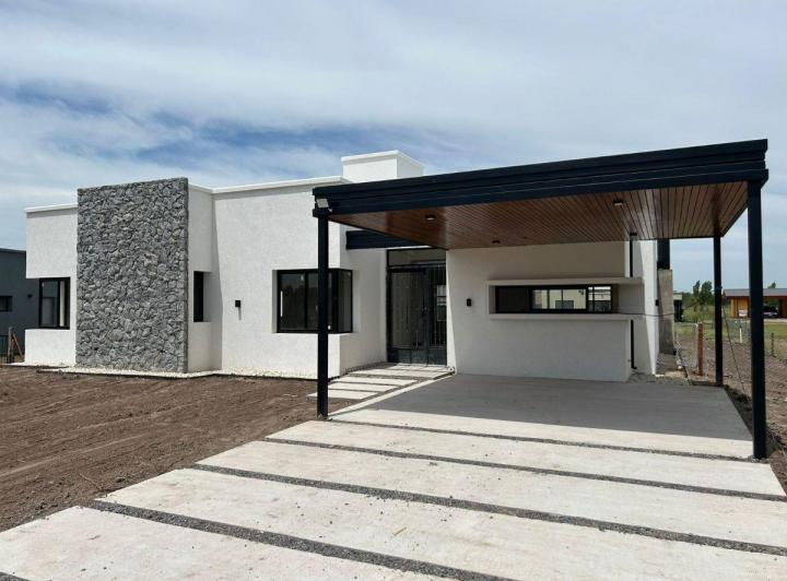 Casa · 170m² · 4 Ambientes · 2 Cocheras