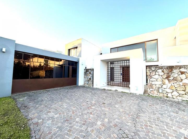 Casa · 470m² · 7 Ambientes · 1 Cochera