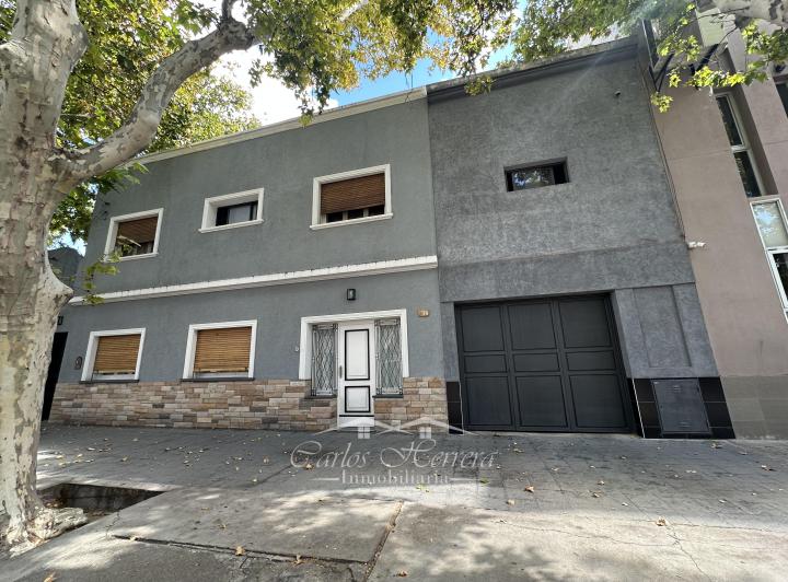 Casa · 272m² · 6 Dormitorios · 1 Cochera