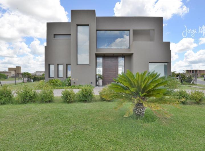Casa · 220m² · 4 Dormitorios · 1 Cochera