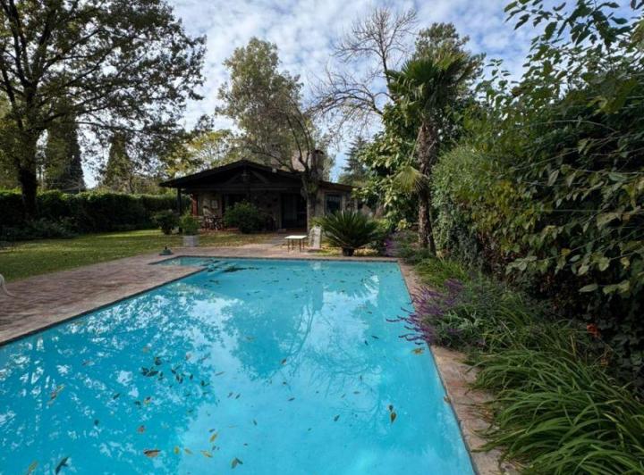 Casa · 239m² · 6 Ambientes · 1 Cochera