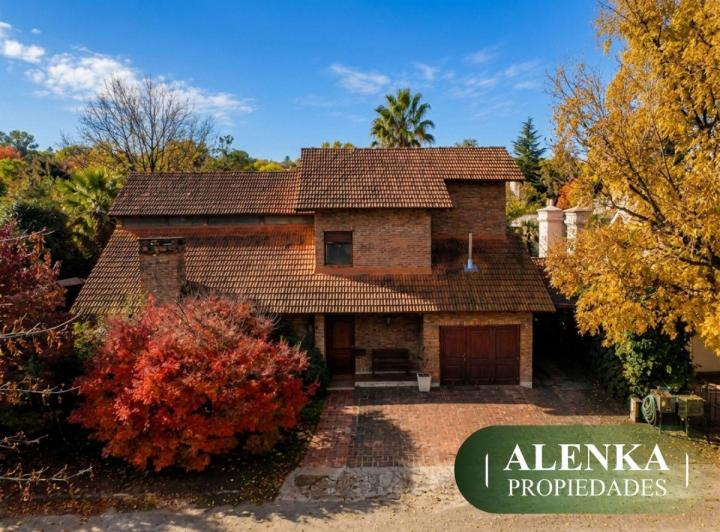 Casa · 280m² · 5 Ambientes · 2 Cocheras
