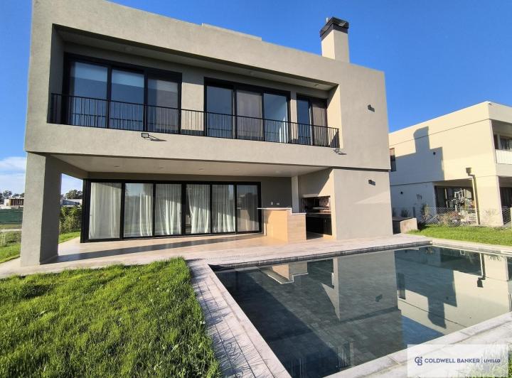 Casa · 240m² · 5 Ambientes · 6 Cocheras