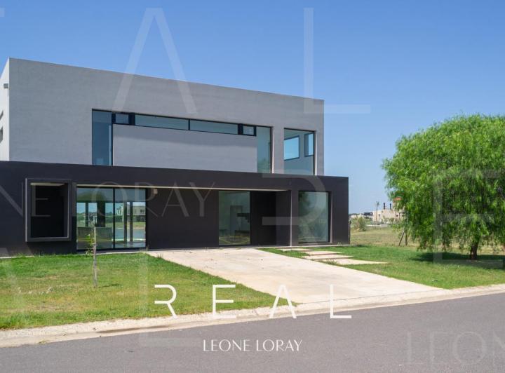 Casa · 170m² · 5 Ambientes · 4 Cocheras