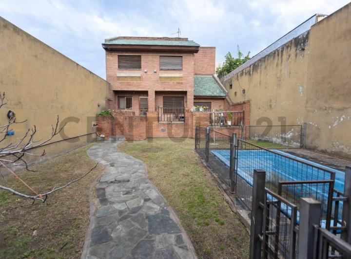 Casa · 240m² · 5 Ambientes · 3 Cocheras