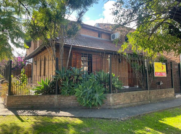 Casa · 190m² · 4 Ambientes · 2 Cocheras