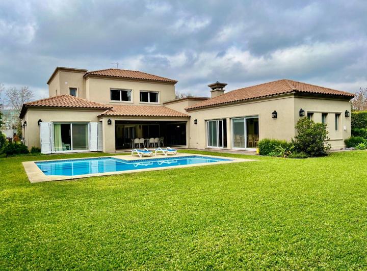 Casa · 365m² · 6 Ambientes · 2 Cocheras