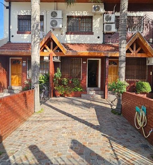Casa · 140m² · 5 Ambientes · 2 Cocheras