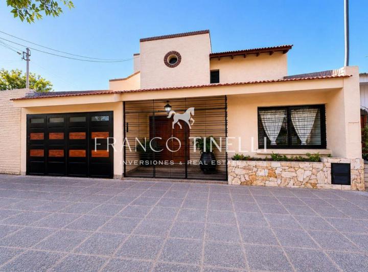 Casa · 205m² · 8 Ambientes · 2 Cocheras