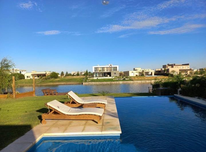 Casa · 270m² · 5 Ambientes · 2 Cocheras