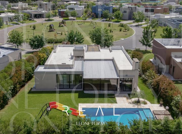 Casa · 200m² · 5 Ambientes · 1 Cochera