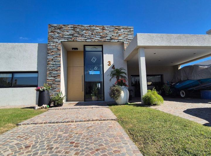 Casa · 190m² · 4 Ambientes · 4 Cocheras