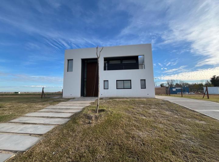 Casa · 183m² · 4 Ambientes · 2 Cocheras